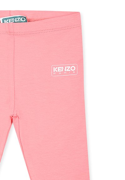 Leggings roses Kenzo Paris en coton doux, dotés d'un patch logo blanc. Ils ont une texture lisse et une coupe ajustée.