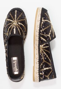 Czarne espadryle z złotym wzorem cekinowym, okrągły nosek, czarny elastyczny pasek i pleciona juchtowa podeszwa. Gładka faktura z dekoracyjnymi akcentami.