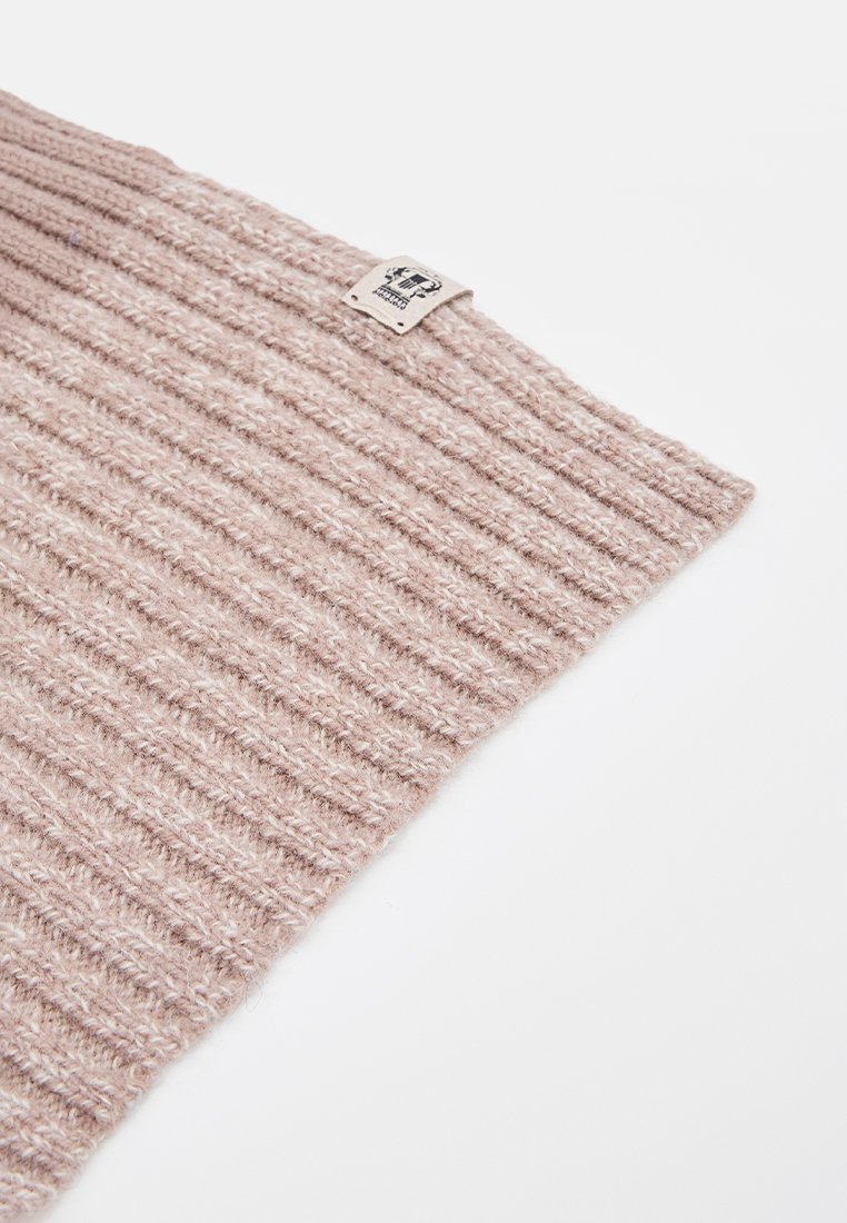 Dziana szalik w jasnoróżowym kolorze, z wyraźnym prążkowaniem. Posiada małą metkę z detalem logo.