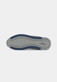 Grå gummisåle til sneakers med blå detaljer, med et teksturert mønster for grep og en logo preget på siden.
