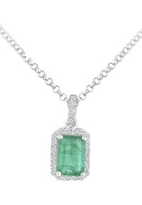 Collar con colgante de esmeralda que presenta una piedra preciosa rectangular verde, rodeada por un halo de pequeños diamantes claros, montado en una cadena de plata.
