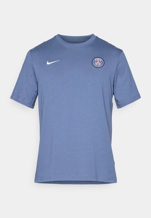 T-shirt blu a maniche corte realizzato in misto cotone. Presenta un logo bianco Nike e un logo rotondo di Parigi sul lato sinistro del petto. Tessuto morbido.