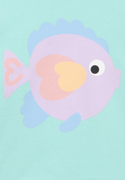 Camicia azzurro chiaro con un grande disegno stilizzato di un pesce nelle tonalità di lavanda, rosa e giallo, con un occhio nero prominente e pinne.