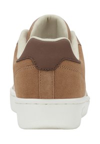 Sneaker in suede marrone con suola in gomma bianca, dotato di una fodera interna color crema e un accento in pelle marrone sul tallone.