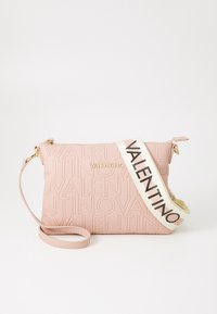 Clutch bag de pele rosa com design de logotipo em relevo, ferragens douradas e uma alça destacável em bege e preto com o texto "VALENTINO".