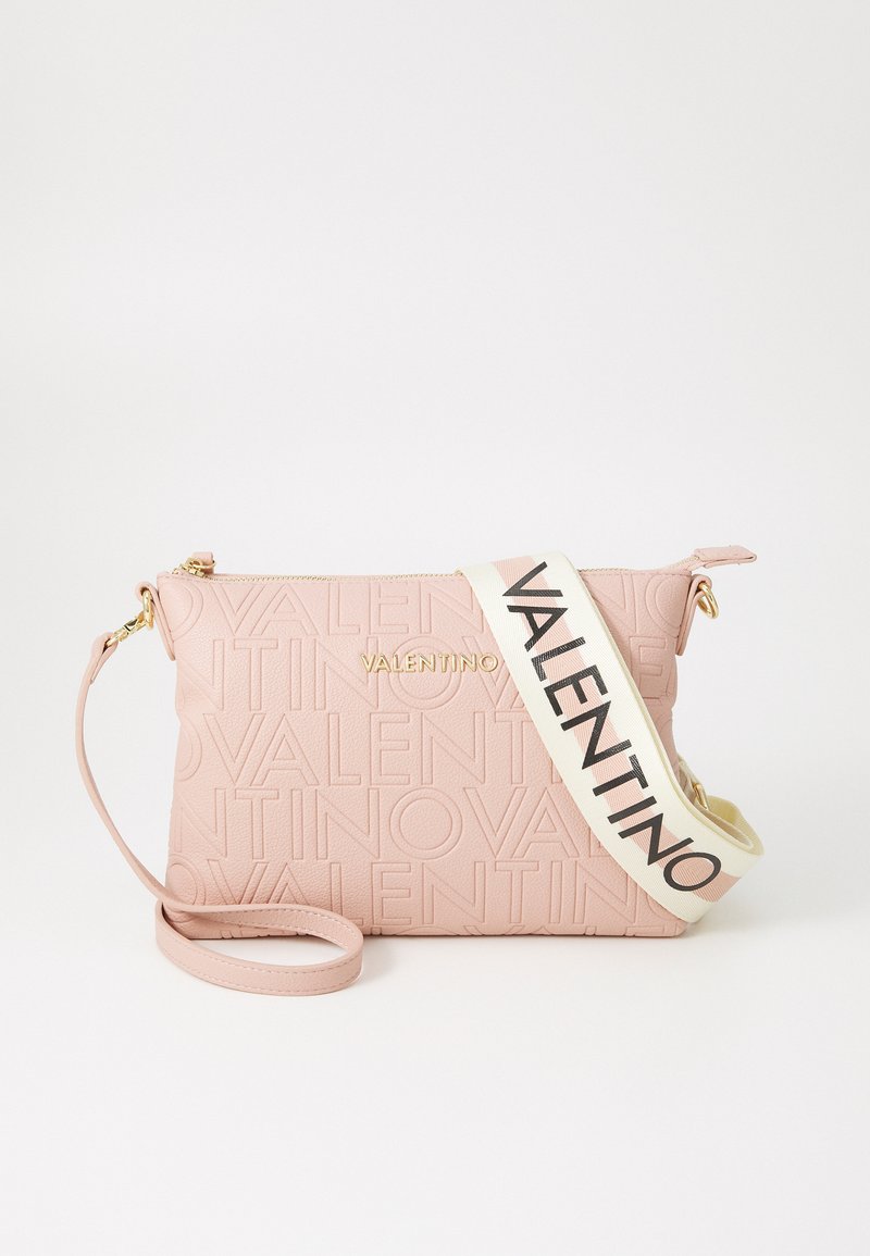 Clutch bag de pele rosa com design de logotipo em relevo, ferragens douradas e uma alça destacável em bege e preto com o texto "VALENTINO".