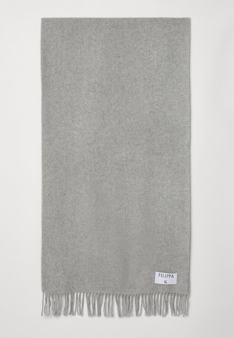 Šedý vlněný šátek s třásněmi, měkkou strukturou a malou bílou etiketou s nápisem "FILLIPA K."