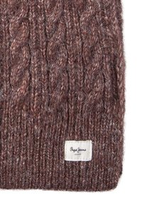 Gebreide muts in gedempt bruin getextureerd garen, met een geribbelde patroon en een wit label met het "Pepe Jeans"-logo aan de rand.