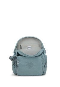 Zaino in nylon teal con chiusura a zip, dotato di una superficie testurizzata, tasca frontale, piccolo portachiavi e etichetta interna con brand.