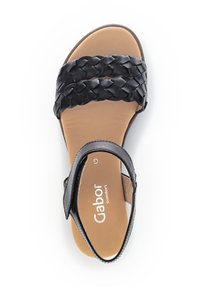 Sort sandal med vævede stropper, glat indersål, justerbar ankelrem og brun fodseng med "Gabor comfort" logo.