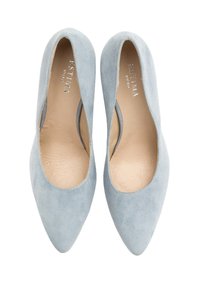 Sandały w niebieskim zamszu z szpiczastym noskiem i gładką podszewką. Charakteryzują się minimalistycznym wzornictwem i gładkimi krawędziami. Idealne do formalnych stylizacji.
