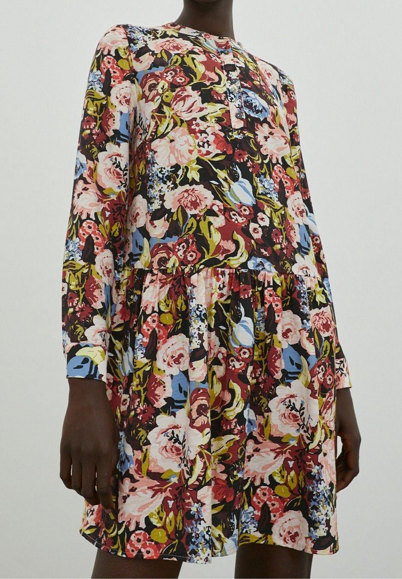 Floral jurk met lange mouwen, ronde halslijn en knoopaccenten. Heeft een zwarte achtergrond met veelkleurige bloemenpatronen.