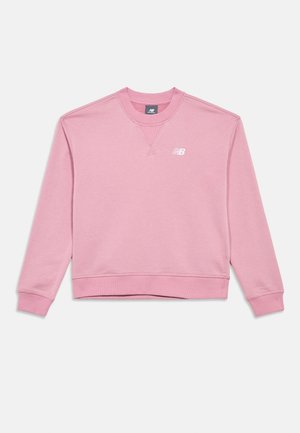 Sweatshirt à col rond rose à manches longues avec des poignets et un ourlet côtelés, présentant un petit logo blanc New Balance sur la poitrine gauche.
