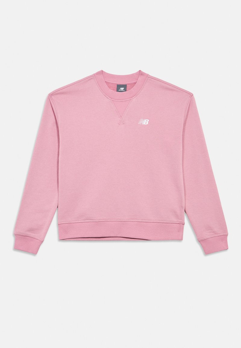 Sweatshirt de manga longa cor-de-rosa com gola redonda, com punhos e barra canelados, apresentando um pequeno logótipo branco da New Balance no lado esquerdo do peito.