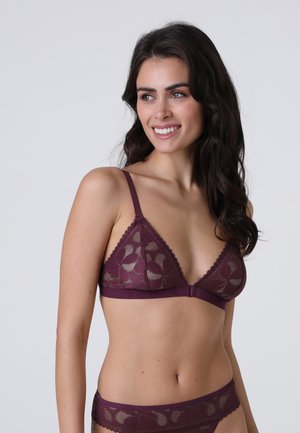 Reggiseno triangolo in pizzo mauve con motivo floreale, spalline regolabili e bordi ondulati. Materiale morbido e fascia sottobusto per il supporto.