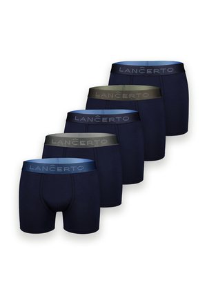 Pięć par granatowych męskich bokserek z naprzemiennie ciemnoniebieskimi i szarymi elastycznymi pasami w talii z marką "LANCERTO", ułożonych w linii diagonalnej.