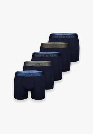 Pięć par granatowych męskich bokserek z naprzemiennie ciemnoniebieskimi i szarymi elastycznymi pasami w talii z marką "LANCERTO", ułożonych w linii diagonalnej.