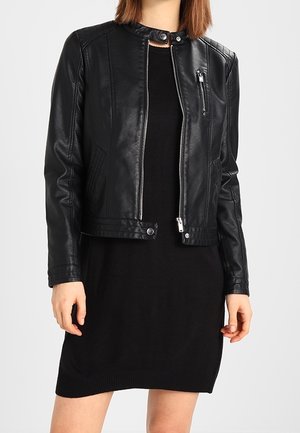 Zwarte leren jas met een ronde hals, ritssluiting aan de voorkant, zijzakken en horizontale stiksels op de schouders.