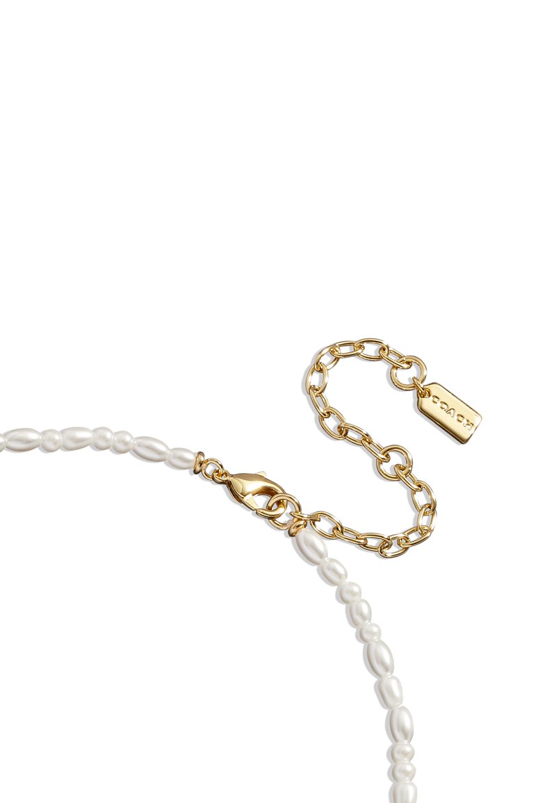 Perlenkette mit ovalen weißen Perlen und einer goldenen Kette mit einem Karabinerhaken und einem Anhängerdetail.