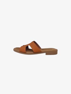 Sandalo slip-on in pelle marrone con suola piatta e ampie fasce incrociate sul piede.