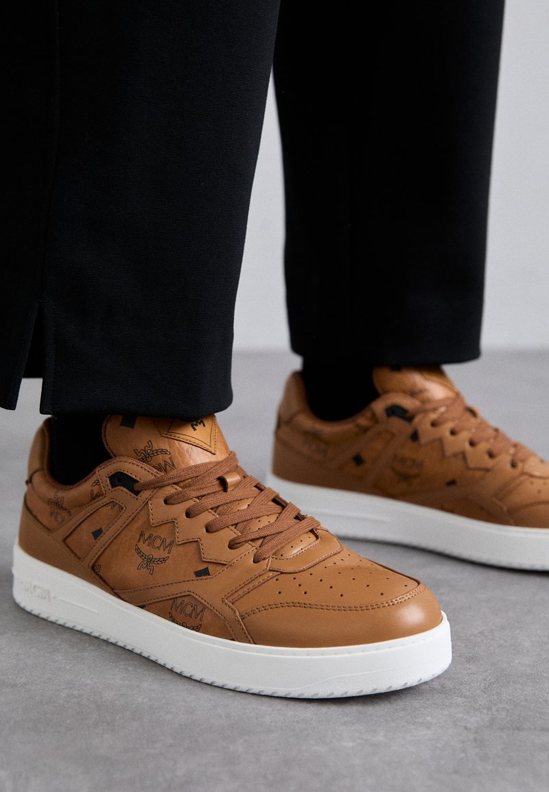 MCM - NEO DERBY VI  - Sneakers - cognac, Förstora