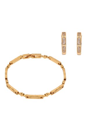 Brățară din zale aurii cu modele geometrice, asortată cu cercei tip cerc din aur încrustați cu mici pietre transparente.