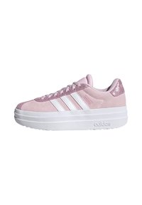 Zapatillas de ante rosa con rayas blancas, suela de plataforma, acentos de purpurina en el tacón y parte superior texturizada para un diseño moderno.