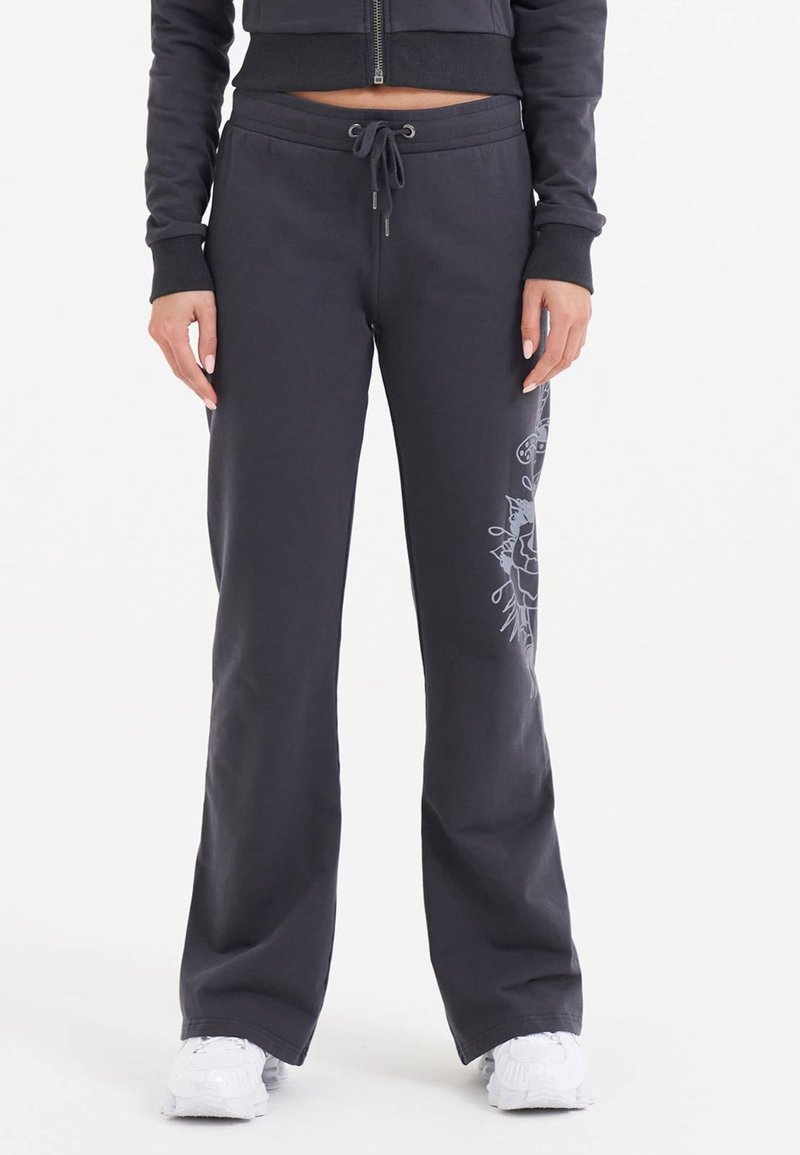 Dunkelgraue Sweatpants aus Baumwollmix, mit einem Kordelzugbund, ausgestellten Beinen und einem floralem Muster in Hellgrau auf einer Seite bedruckt.