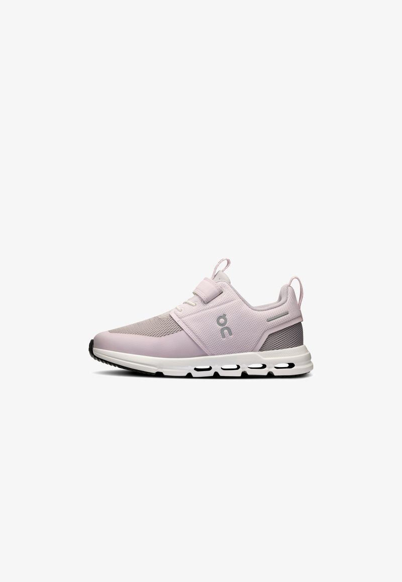 Helle lila Sportschuh mit einem Mesh-Obermaterial, Gummisohle und einem Riemen über dem Mittelfuß. Mit einem Logo an der Seite und einem gepolsterten Schaft.