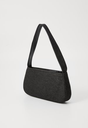 Svart stoff skulderveske med en glatt lærreim og glidelås, med en avrundet, minimalistisk silhuett.