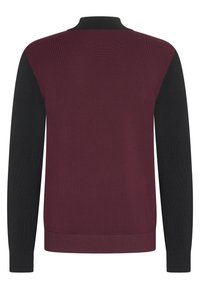 Strickpullover mit hohem Kragen, featuring einen burgunderfarbenen Körper und schwarze Ärmel. Die Textur ist gerippt mit einem einfarbigen Design.