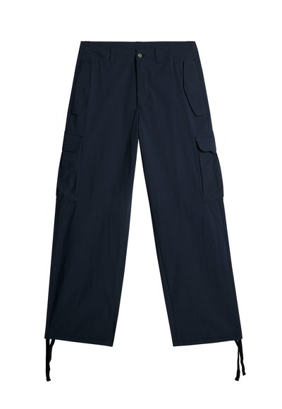 Marine Cargo-Hosen mit mehreren Seitentaschen, entspannter Passform, Kordelzügen am Saum und einem glatten, strukturierten Stoff.