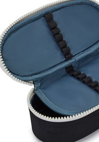Svart ficka med dragkedja och grå inredning, med elastiska band för organisering och en strukturerad vit dragkedja. Inredningen har en slät finish.