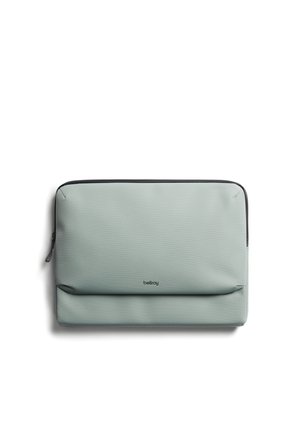 Custodia per laptop grigia con finitura opaca e liscia, dotata di una cerniera nera e un logo del marchio discreto sulla parte anteriore. Forma rettangolare con angoli arrotondati.