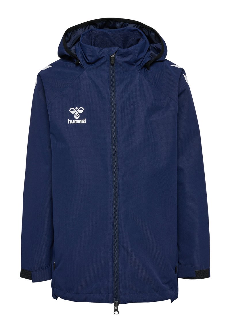 Veste coupe-vent bleu marine avec une fermeture éclair à l'avant, capuche ajustable et accents noirs sur les poignets. Présente un logo sur la poitrine et un tissu texturé.
