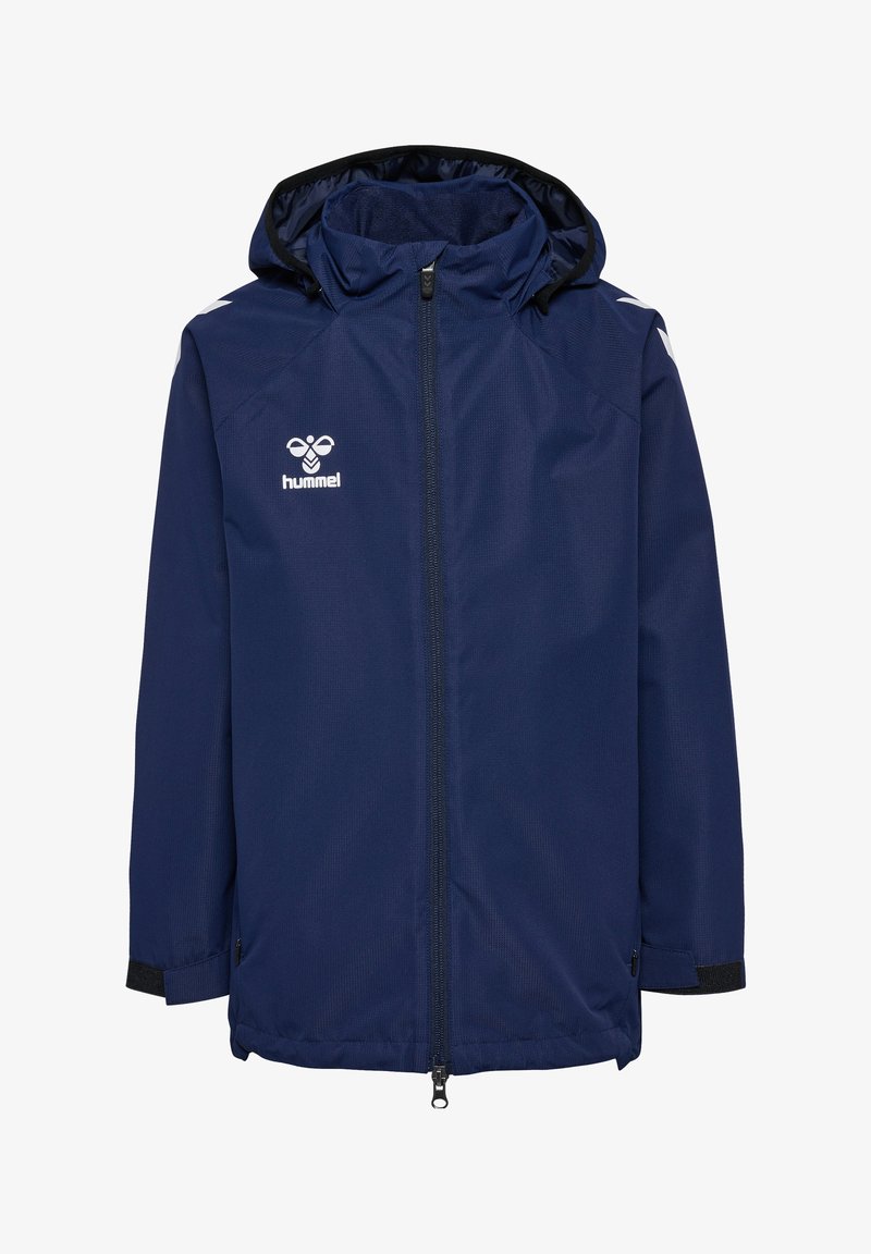 Mørkeblå vindjakke med lynlås foran, justerbar hætte og sorte detaljer ved håndleddene. Har et logo på brystet og struktureret stof.