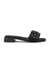 Sandal nero con un cinturino decorato con perline e varie forme di gemme nere, tacco basso a blocco e plantare in pelle liscia.