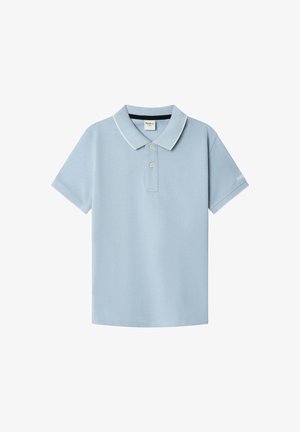 Lichtblauwe polo met een klassieke kraag, korte mouwen en een placket met twee knopen. Kenmerkend is de contrasterende witte afwerking en het logo op de mouw.