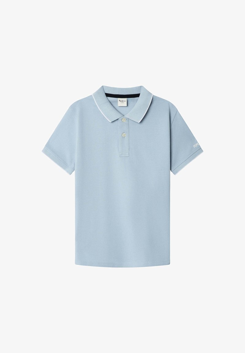 Šviesiai mėlyna polo marškinėliai su klasikiniu apykakle, trumpomis rankovėmis ir dviem sagomis priekyje. Yra kontrastinga balta apdaila ir logotipas ant rankovės.