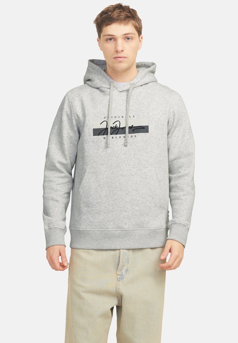 Sudadera gris hecha de una tela suave, con un bolsillo frontal, cordones y un diseño de logo negro impreso en el pecho.