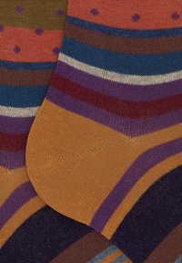 Mehrfarbige Socken mit Streifen und Punkten. Hergestellt aus weichem Strickstoff, die Farben umfassen Orange, Lila, Braun und blaue Akzente.