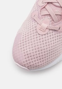 Scarpa sportiva di colore rosa chiaro con tomaia in mesh, texture esagonale, punta rotonda e lacci sottili. Presenta una chiusura a toggle per una facile regolazione.