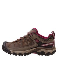 Braune und graue Wanderschuhe mit roten Akzenten, ausgestattet mit einer dicken Gummisohle, einem langlebigen Lederobermaterial und atmungsaktiven Mesh-Panels.