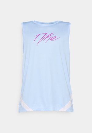 Ermangeligt lyseblåt sportsjersey uden ærmer med pink "Nike" logo og hvide detaljer nær kanten, lavet af åndbart mesh-stof.