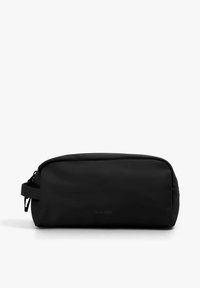 Bolsa de aseo de viaje negra con textura suave, forma rectangular, asa lateral y logo de la marca sutilmente grabado en la parte frontal.