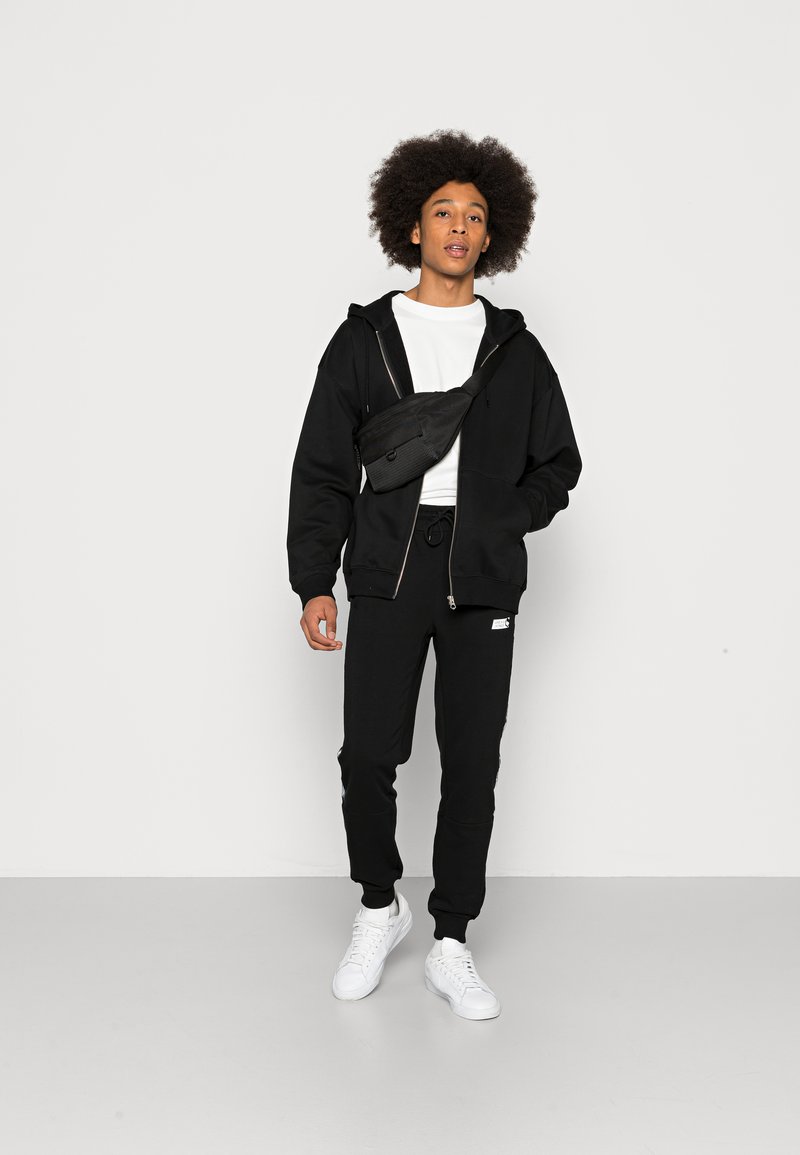 Herren Trainingsanzüge | Jack & Jones JJIGORDON JJTATE PANTS Jogginghose black/schwarz - GQ39741 Herren Trainingsanzüge | Jack & Jones JJIGORDON JJTATE PANTS Jogginghose black/schwarz - GQ39741