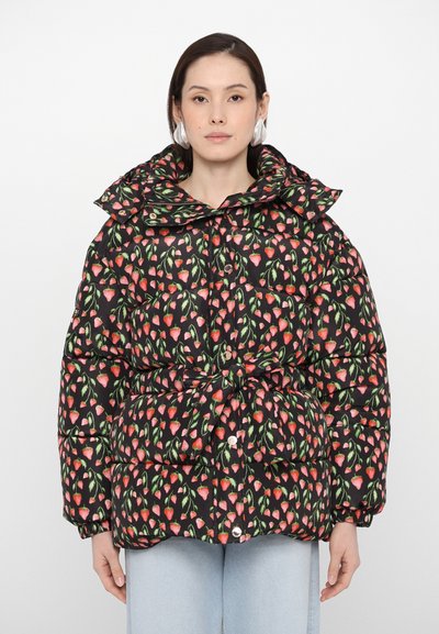 Puffy černá bunda s růžovým tulipánovým vzorem, prošívaný design, oversize límec, opasek v pase a zapínání na druky.