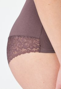 Bruine stoffen ondergoed met een bloemenkant afwerking aan de tailleband, met een gladde textuur en een heupomsluitend ontwerp.