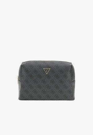 Neceser rectangular de color gris oscuro con patrón de logo oscuro en toda la superficie y logo triangular dorado de Guess en el frente con cierre de cremallera.
