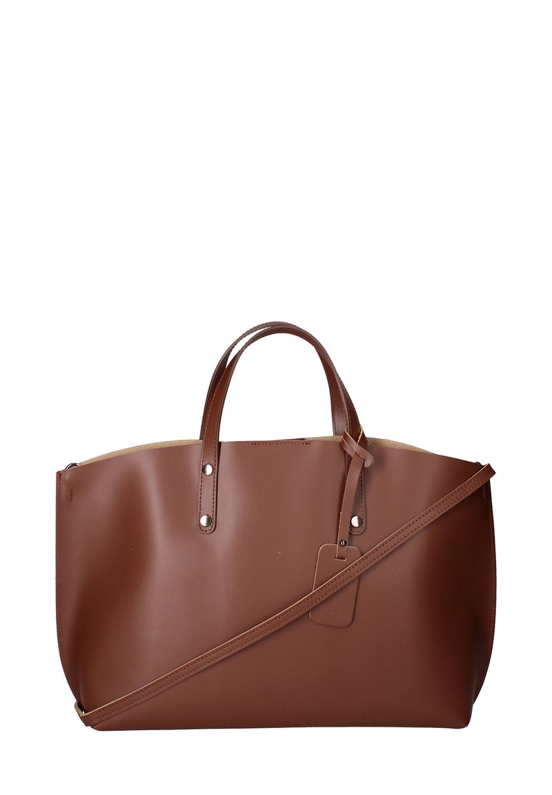 Borsa a tracolla in pelle marrone con manici robusti e una tracolla rimovibile. Texture liscia e hardware minimale, con un piccolo dettaglio con etichetta.